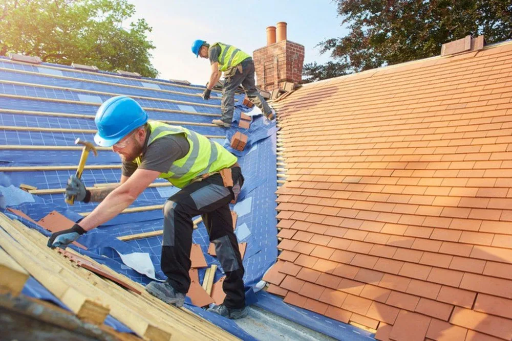 Construction roofers on the job — workers compensation insurance in Los Angeles, CA | Blackstone Insurance